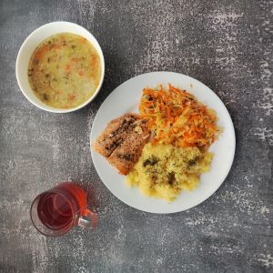 dieta z ograniczeniem łatwoprzyswajalnych węglowodanów  Krupnik jęczmienny Łosoś pieczony z przyprawami Ziemniaki z koperkiem gotowane Surówka z kapusty kiszonej z ogórkiem i jabłkiem Kompot owocowy z jabłkami